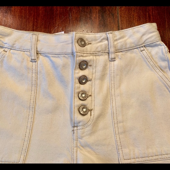 WE THE FREE NWT Ivory denim jean shorts, size 24 - Picture 4 of 10
